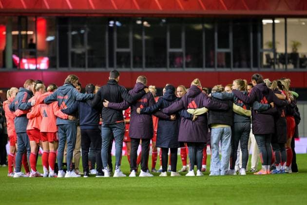 Soccer, Google Pixel Womens Bundesliga, 20250923, FC Bayern Munich SC Freiburg In the picture Bayern in the circle after the final whistle Munich FC Bayern Campus Bayern Germany Copyright: Passion2Press MarkusxFischerx