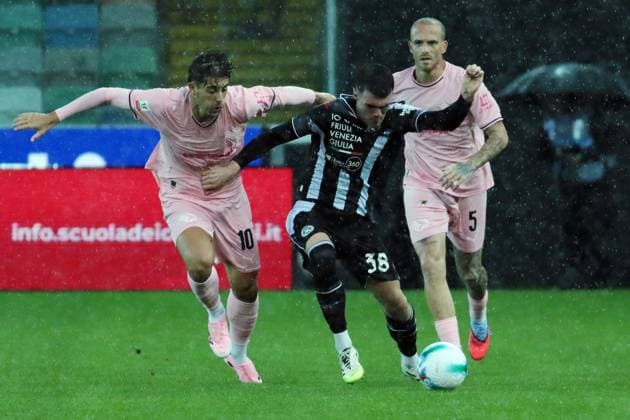 miller fights for the ball with Palermo s Filippo Ranocchia during the Frecciarossa Italian Cup 2025 2026 soccer match between Udinese and Palermo at Stadio Bluenergy in Udine , North Italy , Tuesday , September 23, 2025. - Soccer  Copyright: xAndreaxBressanutti LaPressex