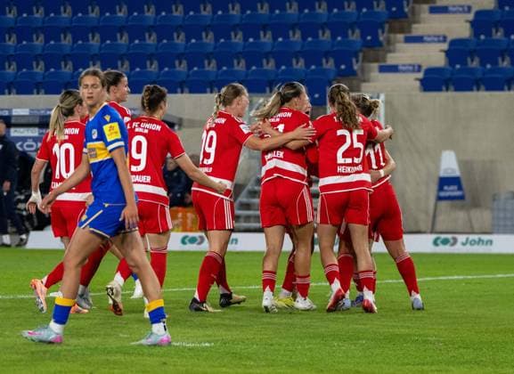 Soccer, Women, Season 2025 2026, Google Pixel Women Bundesliga 4 Matchday , FC Carl Zeiss Jena 1 FC Union Berlin, f l Eileen Campbell 1 FC Union , Sophie Weidauer 1 FC Union , Samantha Steuerwald 1 FC Union , Tanja Pawollek 1 FC Union , Ida Heikkinen 1 FC Union , Dina Orschmann 1 FC Union , Cheering after goal to 1 2, 23 09 2025, Copyright: xMatthiasxKochx