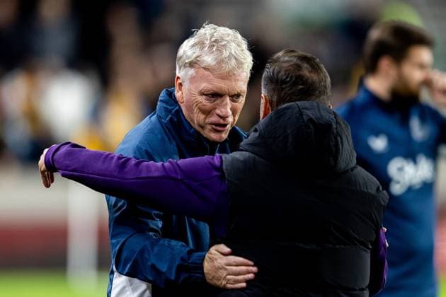 Wolverhampton Wanderers v Everton EFL Cup 23 09 2025. Everton Manager David Moyes hugs Wolverhampton Wanderers Head Coach Vitor Pereira before during the EFL Cup match between Wolverhampton Wanderers and Everton at Molineux, Wolverhampton, England on 23 September 2025. Wolverhampton Molineux West Midlands England Editorial use only DataCo restrictions apply See www.football-dataco.com , Copyright: xManjitxNarotrax PSI-22889-0003