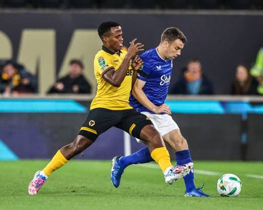 Carabao Cup round 3 Wolverhampton Wanderers v Everton Jhon Arias of Wolverhampton Wanderers and Seamus Coleman of Everton battle for the ball during the Carabao Cup round 3 match Wolverhampton Wanderers vs Everton at Molineux, Wolverhampton, United Kingdom, 23rd September 2025 (Photo by Alfie Cosgrove News Images) Wolverhampton Molineux West Midlands United Kingdom Copyright: xAlfiexCosgrove NewsxImagesx