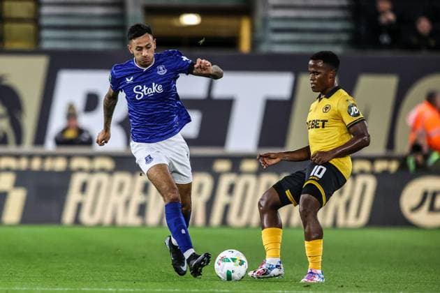 Carabao Cup round 3 Wolverhampton Wanderers v Everton Dwight McNeil of Everton applies pressure to Jhon Arias of Wolverhampton Wanderers as he passes the ball during the Carabao Cup round 3 match Wolverhampton Wanderers vs Everton at Molineux, Wolverhampton, United Kingdom, 23rd September 2025 (Photo by Alfie Cosgrove News Images) Wolverhampton Molineux West Midlands United Kingdom Copyright: xAlfiexCosgrove NewsxImagesx