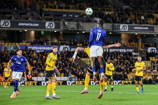 Carabao Cup round 3 Wolverhampton Wanderers v Everton Thierno Barry of Everton heads on goal during the Carabao Cup round 3 match Wolverhampton Wanderers vs Everton at Molineux, Wolverhampton, United Kingdom, 23rd September 2025 (Photo by Alfie Cosgrove News Images) Wolverhampton Molineux West Midlands United Kingdom Copyright: xAlfiexCosgrove NewsxImagesx