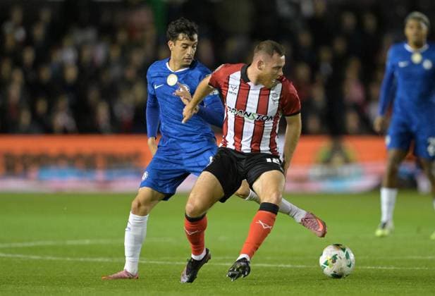 Ben House of Lincoln City and Facundo Buonanotte of Chelsea Lincoln City v Chelsea, EFL Carabao Cup, Third Round, Football, LNER Stadium, Lincoln, UK - 23 Sep 2025Lincoln LNER Stadium United Kingdom EDITORIAL USE ONLY No use with unauthorised audio, video, data, fixture lists, club league logos or live services. Online in-match use limited to 120 images, no video emulation. No use in betting, games or single club league player publications. Copyright: xGreigxCowie Shutterstockx 15498456aa