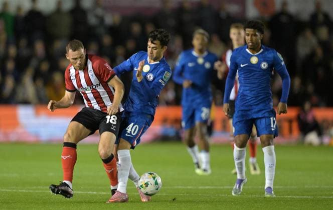 Ben House of Lincoln City and Facundo Buonanotte of Chelsea Lincoln City v Chelsea, EFL Carabao Cup, Third Round, Football, LNER Stadium, Lincoln, UK - 23 Sep 2025Lincoln LNER Stadium United Kingdom EDITORIAL USE ONLY No use with unauthorised audio, video, data, fixture lists, club league logos or live services. Online in-match use limited to 120 images, no video emulation. No use in betting, games or single club league player publications. Copyright: xGreigxCowie Shutterstockx 15498456ac