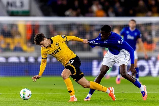 Wolverhampton Wanderers v Everton EFL Cup 23 09 2025. Wolverhampton Wanderers defender Pedro Lima (37) battles for possession with Everton forward Thierno Barry (11) during the EFL Cup match between Wolverhampton Wanderers and Everton at Molineux, Wolverhampton, England on 23 September 2025. Wolverhampton Molineux West Midlands England Editorial use only DataCo restrictions apply See www.football-dataco.com , Copyright: xManjitxNarotrax PSI-22889-0011