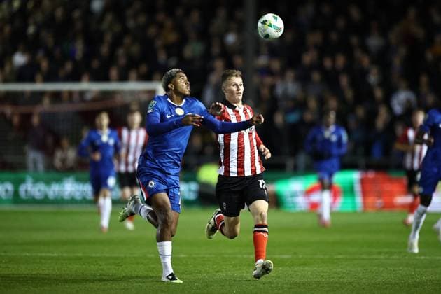 Lincoln City v Chelsea EFL Cup 23 09 2025. Chelsea defender Wesley Fofana (29) &Lincoln City forward Rob Street (17) batle for the ball during the EFL Cup match between Lincoln City and Chelsea at Sincil Bank, Lincoln, United Kingdom on 23 September 2025. Lincoln Sincil Bank Lincs United Kingdom Editorial use only DataCo restrictions apply See www.football-dataco.com , Copyright: xJohnxMallettx PSI-22888-0031