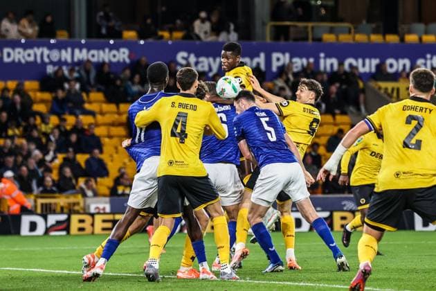Carabao Cup round 3 Wolverhampton Wanderers v Everton Michael Keane of Everton heads on goal from a corner during the Carabao Cup round 3 match Wolverhampton Wanderers vs Everton at Molineux, Wolverhampton, United Kingdom, 23rd September 2025 (Photo by Alfie Cosgrove News Images) Wolverhampton Molineux West Midlands United Kingdom Copyright: xAlfiexCosgrove NewsxImagesx