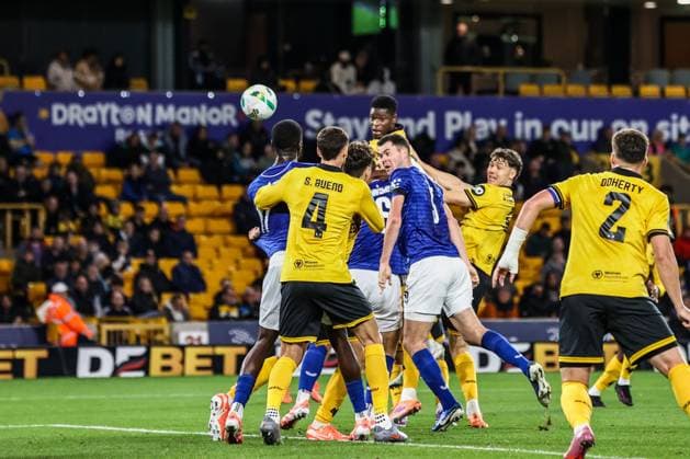 Carabao Cup round 3 Wolverhampton Wanderers v Everton Michael Keane of Everton heads on goal from a corner during the Carabao Cup round 3 match Wolverhampton Wanderers vs Everton at Molineux, Wolverhampton, United Kingdom, 23rd September 2025 (Photo by Alfie Cosgrove News Images) Wolverhampton Molineux West Midlands United Kingdom Copyright: xAlfiexCosgrove NewsxImagesx