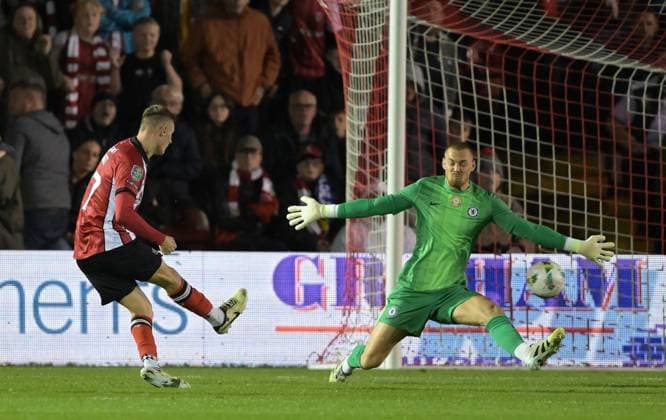 Rob Street of Lincoln City scores the opening goal 1-0 past Goalkeeper Filip Jorgensen of Chelsea Lincoln City v Chelsea, EFL Carabao Cup, Third Round, Football, LNER Stadium, Lincoln, UK - 23 Sep 2025Lincoln LNER Stadium United Kingdom EDITORIAL USE ONLY No use with unauthorised audio, video, data, fixture lists, club league logos or live services. Online in-match use limited to 120 images, no video emulation. No use in betting, games or single club league player publications. Copyright: xGreigxCowie Shutterstockx 15498456ah