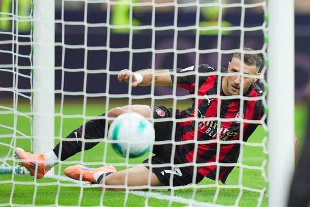 AC MilanÕs Santiago Gimenez scores 1-0 during the round of 32 Frecciarossa Italian Cup 2025 2026 soccer match between Milan and Lecce at San Siro Stadium in Milan , North Italy , Tuesday , September 23 , 2025 . - Soccer  Copyright: xSpada LaPressex