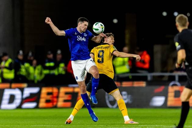 Wolverhampton Wanderers v Everton EFL Cup 23 09 2025. Everton midfielder James Garner (37) heads the ball from Wolverhampton Wanderers forward Jorgen Strand Larsen (9) during the EFL Cup match between Wolverhampton Wanderers and Everton at Molineux, Wolverhampton, England on 23 September 2025. Wolverhampton Molineux West Midlands England Editorial use only DataCo restrictions apply See www.football-dataco.com , Copyright: xManjitxNarotrax PSI-22889-0015