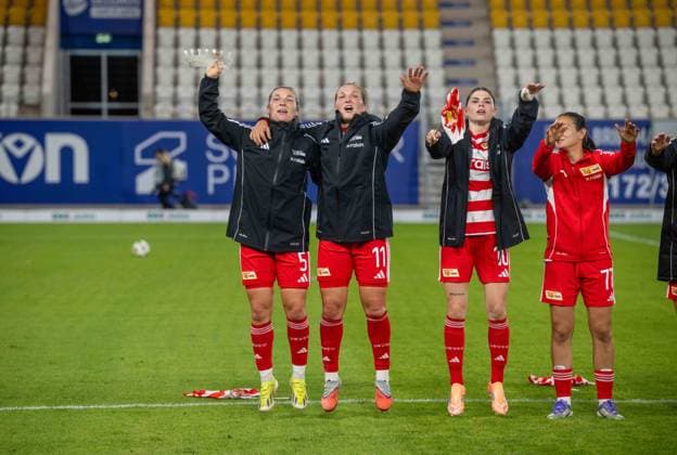 Soccer, Women, Season 2025 2026, Google Pixel Women Bundesliga 4 Matchday , FC Carl Zeiss Jena 1 FC Union Berlin, f l Katja Orschmann 1 FC Union , Dina Orschmann 1 FC Union , Eileen Campbell 1 FC Union , Athanasia Moraitou 1 FC Union , Cheering after the final whistle, 23 09 2025, Copyright: xMatthiasxKochx