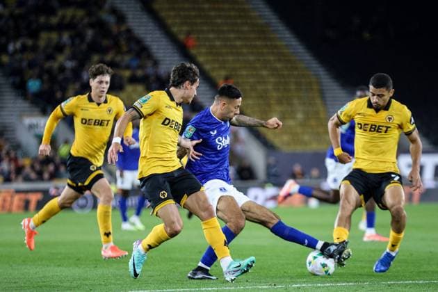 Dwight McNeil (7 Everton) on the ball during the Carabao Cup football match between Wolverhampton Wanderers and Everton at Molineux stadium in Wolverhampton, England  Copyright: xNataliexMincher SPPx Sportspressphoto_SPR30459