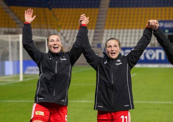 Soccer, Women, Season 2025 2026, Google Pixel Women Bundesliga 4 Matchday , FC Carl Zeiss Jena 1 FC Union Berlin, f l Katja Orschmann 1 FC Union , Dina Orschmann 1 FC Union , Cheering after final whistle, 23 09 2025, Copyright: xMatthiasxKochx