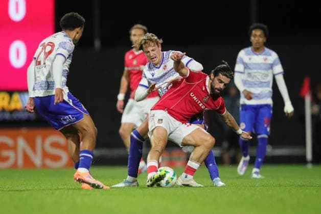 Wrexham FC v Reading EFL Cup 23 09 2025. Elliot Lee of Wrexham and Charlie Savage of Reading during the EFL Cup match between Wrexham FC and Reading at the Racecourse Ground, Wrexham, United Kingdom on 23 September 2025. Wrexham Racecourse Ground Wales United Kingdom Editorial use only DataCo restrictions apply See www.football-dataco.com , Copyright: xAlunxRobertsx PSI-22905-0008