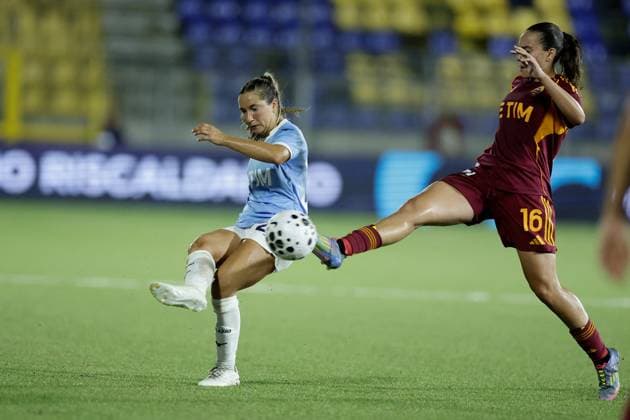 CALCIO - Serie A Femminile - Serie A Women s Cup - Semifinal - AS Roma vs SS Lazio Women Lazio s Italian midfielder Flaminia Simonetti challenges for the ball with Roma s Italian forward Alice Corelli during the Serie A Final Four Women s Cup football match between As Roma and SS Lazio at the Romeo Menti Stadium in Castellammare di Stabia, on September 23, 2025. Castellammare di Stabia (NA) Italy  Copyright: xIPAxSport ABACAx