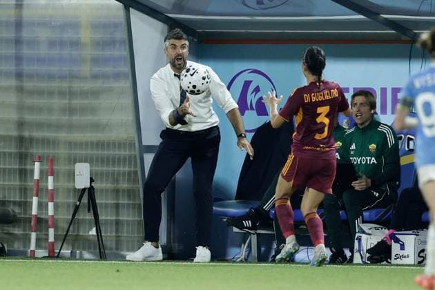 CALCIO - Serie A Femminile - Serie A Women s Cup - Semifinal - AS Roma vs SS Lazio Women Roma s Italian coach Luca Rossettini gesticulate during the Serie A Final Four Women s Cup football match between As Roma and SS Lazio at the Romeo Menti Stadium in Castellammare di Stabia, on September 23, 2025. Castellammare di Stabia (NA) Italy  Copyright: xIPAxSport ABACAx
