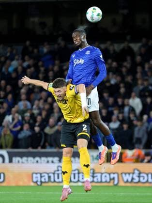 Thierno Barry (11 Everton) heads the ball during the Carabao Cup football match between Wolverhampton Wanderers and Everton at Molineux stadium in Wolverhampton, England  Copyright: xNataliexMincher SPPx Sportspressphoto_SPR30463