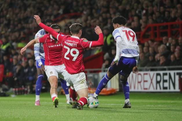 Wrexham FC v Reading EFL Cup 23 09 2025. Ryan Barnett of Wrexham and Andre Garcia of Reading during the EFL Cup match between Wrexham FC and Reading at the Racecourse Ground, Wrexham, United Kingdom on 23 September 2025. Wrexham Racecourse Ground Wales United Kingdom Editorial use only DataCo restrictions apply See www.football-dataco.com , Copyright: xAlunxRobertsx PSI-22905-0013