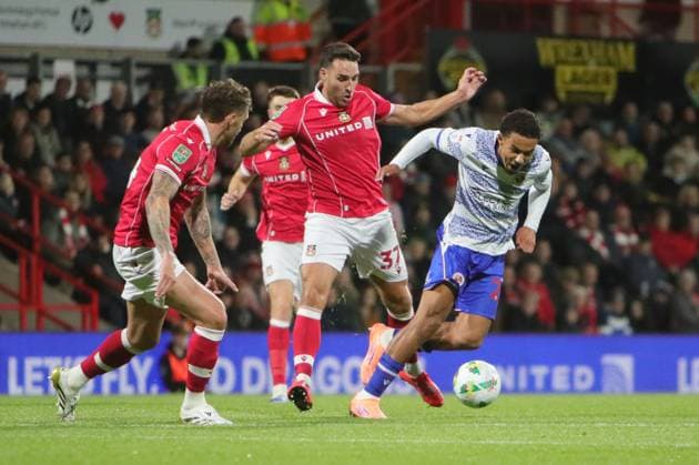 Wrexham FC v Reading EFL Cup 23 09 2025. Matthew James of Wrexham and Andre Garcia of Reading during the EFL Cup match between Wrexham FC and Reading at the Racecourse Ground, Wrexham, United Kingdom on 23 September 2025. Wrexham Racecourse Ground Wales United Kingdom Editorial use only DataCo restrictions apply See www.football-dataco.com , Copyright: xAlunxRobertsx PSI-22905-0015