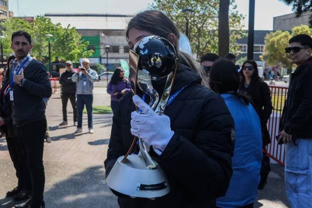 Chile 2025 U-20 World Cup trophy exhibition in Valparaiso - 23 Sep. A woman carries the trophy for the U-20 World Cup. The exhibition of the U-20 World Cup trophy. Valparaiso Chile Copyright: xCristobalxBasaurexArayax xSOPAxImagesx Foto-1