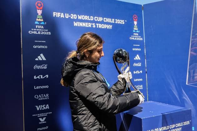 Chile 2025 U-20 World Cup trophy exhibition in Valparaiso - 23 Sep. A woman carries the trophy for the U-20 World Cup. The exhibition of the U-20 World Cup trophy. Valparaiso Chile Copyright: xCristobalxBasaurexArayax xSOPAxImagesx Foto-3