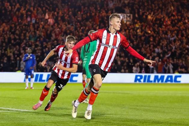 Lincoln City FC v Chelsea FC, Carabao Cup Rob Street Of Lincoln City scores a GOAL 1-0 and celebrates during the Lincoln City FC v Chelsea FC Carabao Cup Round 3 match at the LNER Stadium, Lincoln, England, United Kingdom on 23 September 2025 Credit: Lee Keuneke Every Second Media Editorial use only. All images are copyright Every Second Media Limited. No images may be reproduced without prior permission. All rights reserved. Premier League and Football League images are subject to licensing agreements with Football DataCo Limited. see https: www.football-dataco.com Copyright: xIMAGO EveryxSecondxMediax ESM-1594-0030 LeexKeunekex xEveryxSecondxMediax