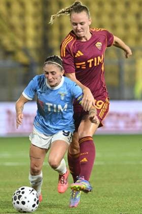 Noemi Visentin of SS Lazio competes for the ball with Annalena Rieke of AS Roma during the Serie A Women s Cup AS Roma vs SS Lazio at Romeo Menti Stadium  Copyright: xAgostinoxGemito IPAxSportx xipa-agency.netx xx IPA_65613648 IPA_Agency_IPA65613648
