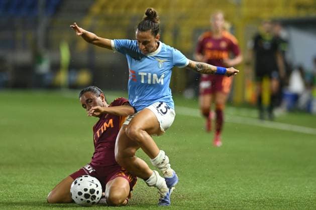 Elisabetta Oliviero of SS Lazio competes for the ball with Oihane Valdezate of AS Roma during the Serie A Women s Cup AS Roma vs SS Lazio at Romeo Menti Stadium  Copyright: xAgostinoxGemito IPAxSportx xipa-agency.netx xx IPA_65613654 IPA_Agency_IPA65613654