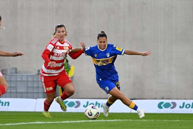 Katja Orschmann 5 1 FC Union Berlin in a duel with Noemi Gentile 25 CZJ for the ball GPFPL FC Carl Zeiss Jena v 1 FC Union Berlin 23 09 2025 Copyright: xJoshuaxHildebrandtx