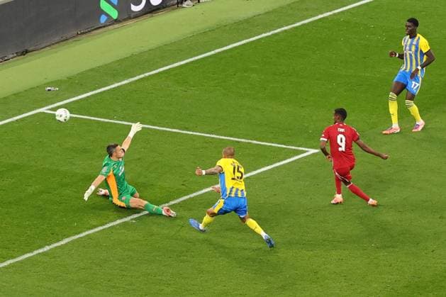 Alexander Isak of Liverpool scores a goal 1-0. Liverpool v Southampton, EFL Carabao Cup, Third Round, Football, Anfield, Liverpool, UK - 23 Sep 2025Liverpool Anfield United Kingdom EDITORIAL USE ONLY No use with unauthorised audio, video, data, fixture lists, club league logos or live services. Online in-match use limited to 120 images, no video emulation. No use in betting, games or single club league player publications. Copyright: xRyanxBrowne Shutterstockx 15498467aq