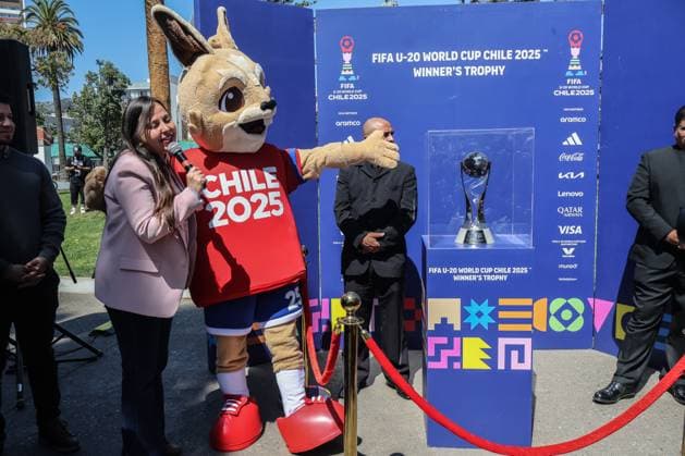 Chile 2025 U-20 World Cup trophy exhibition in Valparaiso - 23 Sep. Vito, the official mascot of the U-20 World Cup seen next to the trophy. The exhibition of the U-20 World Cup trophy. Valparaiso Chile Copyright: xCristobalxBasaurexArayax xSOPAxImagesx Foto-8