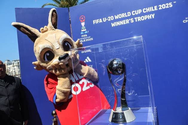 Chile 2025 U-20 World Cup trophy exhibition in Valparaiso - 23 Sep. Vito, the official mascot of the U-20 World Cup seen next to the trophy. The exhibition of the U-20 World Cup trophy. Valparaiso Chile Copyright: xCristobalxBasaurexArayax xSOPAxImagesx Foto-9