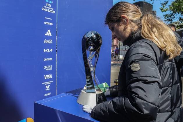 Chile 2025 U-20 World Cup trophy exhibition in Valparaiso - 23 Sep. A woman carries the trophy for the U-20 World Cup. The exhibition of the U-20 World Cup trophy. Valparaiso Chile Copyright: xCristobalxBasaurexArayax xSOPAxImagesx Foto-4