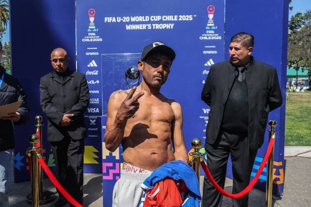 Chile 2025 U-20 World Cup trophy exhibition in Valparaiso - 23 Sep. A man stands next to the trophy for the U-20 World Cup. The exhibition of the U-20 World Cup trophy. Valparaiso Chile Copyright: xCristobalxBasaurexArayax xSOPAxImagesx Foto