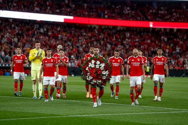 Estadio da Luz Nicolas Otamendi of SL Benfica and team honored a fan presenting a floral wreath to its supporters during the Primeira Liga match between SL Benfica and Rio Ave at Estadio da Luz on September 23, 2025 in Lisbon, Portugal. Liga Portugal Betclic - SL Benfica vs Rio Ave FC (Valter Gouveia SPP)  Copyright: xValterxGouveia SPPx spp-en-VaGo-_GO_9650