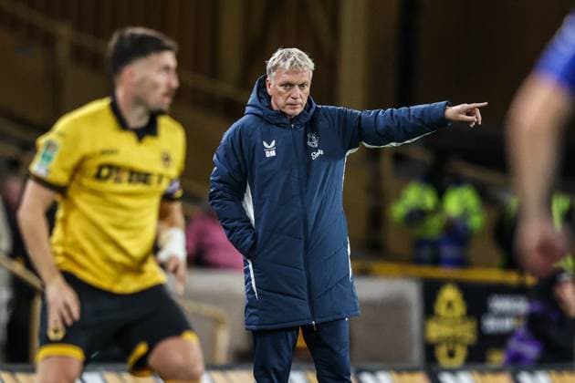 Carabao Cup round 3 Wolverhampton Wanderers v Everton David Moyes manager of Everton gives his team instructions during the Carabao Cup round 3 match Wolverhampton Wanderers vs Everton at Molineux, Wolverhampton, United Kingdom, 23rd September 2025 (Photo by Alfie Cosgrove News Images) Wolverhampton Molineux West Midlands United Kingdom Copyright: xAlfiexCosgrove NewsxImagesx
