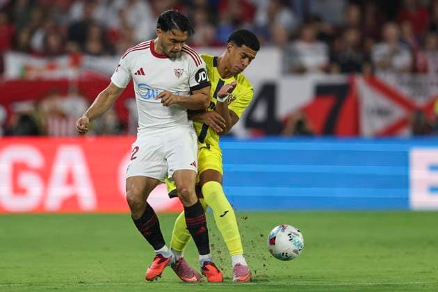 ESP: Sevilla FC - Villarreal CF. La Liga EA Sports. Date 6 Gabriel Suazo of Sevilla FC and Santiago Mourino of Villarreal CF during the La Liga EA Sports match between Sevilla FC and Villarreal CF played at Ramon Sanchez Pizjuan Stadium on September 23, 2025 in Sevilla, Spain. kpng Copyright: xAntonioxPozox xPRESSINx AP_250923_SEV_VIL_2526_006