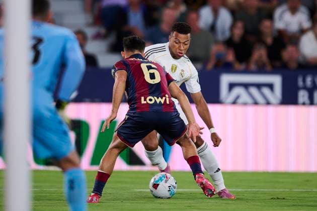 Levante UD v Real Madrid - LaLiga EA Sports VALENCIA, SPAIN - SEPTEMBER 23: Kylian Mbappe of Real Madrid competes for the ball with Diego Pampin of Levante UD during The LaLiga EA Sports match between Levante UD and Real Madrid at Ciutat de Valencia Stadium on September 23, 2025 in Valencia, Spain. (Photo by Francisco Macia Photo Players Images Magara Press) Valencia Estadi Ciutat de Valencia Valencia Spain Copyright: xFranciscoxMaciax