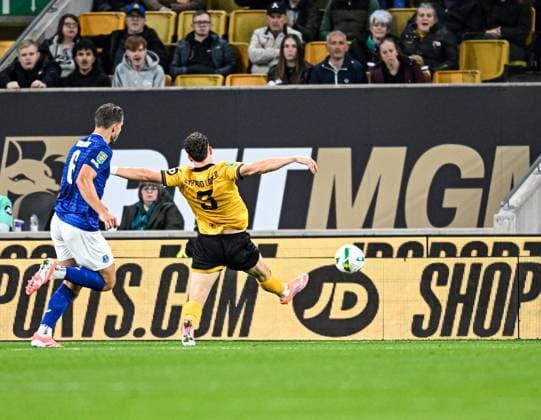 23rd September 2025; Molineux Stadium, Wolverhampton, West Midlands, England; Carabao Cup Football, Wolverhampton Wanderers versus Everton; Jorgen Strand Larsen of Wolverhampton Wanderers shoots at goal  GodfreyxPitt