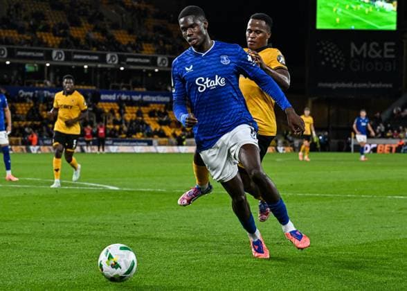 23rd September 2025; Molineux Stadium, Wolverhampton, West Midlands, England; Carabao Cup Football, Wolverhampton Wanderers versus Everton; Thierno Barry of Everton FC holds off Jhon Arias of Wolverhampton Wanderers  GodfreyxPitt