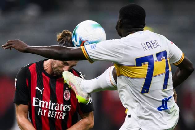 AC Milan v US Lecce - Coppa Italia Mohamed Kaba of US Lecce fouls Adrien Rabiot of AC Milan during the Coppa Italia football match between AC Milan and US Lecce. Milan Italy Copyright: xNicolòxCampox