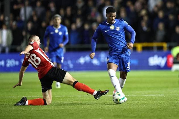 Lincoln City v Chelsea EFL Cup 23 09 2025. Chelsea defender Jorrel Hato (21) beats the lunge of Lincoln City forward Ben House (18) during the EFL Cup match between Lincoln City and Chelsea at Sincil Bank, Lincoln, United Kingdom on 23 September 2025. Lincoln Sincil Bank Lincs United Kingdom Editorial use only DataCo restrictions apply See www.football-dataco.com , Copyright: xJohnxMallettx PSI-22888-0049