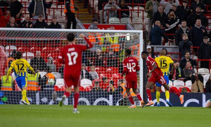 Football - Football League Cup - 3rd Round - Liverpool FC v Southampton FC LIVERPOOL, ENGLAND - Tuesday, September 23, 2025: Liverpool s Alexander Isak scores his team s first goal during the Football League Cup 3rd Round match between Liverpool FC and Southampton FC at Anfield. (Photo by David Rawcliffe Propaganda) LIVERPOOL Anfield MERSEYSIDE ENGLAND  Copyright: xDavidxRawcliffex P2025-09-23-Liverpool_Southampton-43