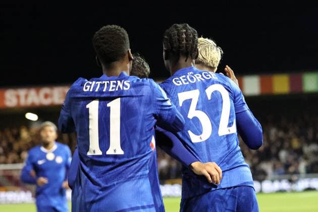 Lincoln City v Chelsea EFL Cup 23 09 2025. GOAL 1-2 Chelsea midfielder Facundo Bounaotte (40) is congratulated for scoring Chelsea s second during the EFL Cup match between Lincoln City and Chelsea at Sincil Bank, Lincoln, United Kingdom on 23 September 2025. Lincoln Sincil Bank Lincs United Kingdom Editorial use only DataCo restrictions apply See www.football-dataco.com , Copyright: xJohnxMallettx PSI-22888-0050