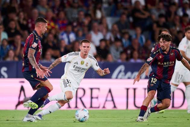 Levante UD v Real Madrid - LaLiga EA Sports VALENCIA, SPAIN - SEPTEMBER 23: Franco Mastantuono of Real Madrid in action during The LaLiga EA Sports match between Levante UD and Real Madrid at Ciutat de Valencia Stadium on September 23, 2025 in Valencia, Spain. (Photo by Francisco Macia Photo Players Images Magara Press) Valencia Estadi Ciutat de Valencia Valencia Spain Copyright: xFranciscoxMaciax