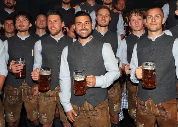 Sport Themen der Woche KW 39 Fussball, Herren, 3.Liga, Saison 2025 2026, TSV 1860 München, offizieller Wiesnbesuch, Hacker-Festzelt Kevin Volland (TSV 1860 München) grinsend mit einer Mass Bier in der Hand, Tracht und Team *** Football, Men, 3 Liga, Season 2025 2026, TSV 1860 Munich, official Oktoberfest visit, Hacker Festzelt Kevin Volland TSV 1860 Munich grinning with a Mass beer in his hand, traditional costume and team