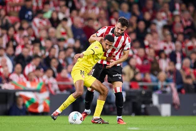 September 23, 2025, Bilbao, Vizcaya, SPAIN: Azzedine Ounahi of Girona FC cm Aitor Paredes of Athletic Club during the LaLiga EA Sports match between Athletic Club and Girona FC at San Mames on September 23, 2025, in Bilbao, Spain. Bilbao SPAIN - ZUMAa181 20250923_zaa_a181_169 Copyright: xRicardoxLarreinax