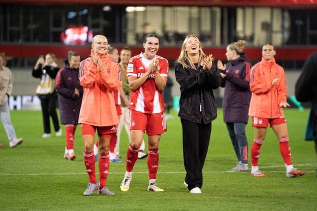 Pernille Harder 21 Bayern , Vanessa Gilles 2 Bayern and Magdalena Eriksson 5 FC Bayern celebrate the victory after the Google Pixel Womens Bundesliga match FC Bayern Munich SC Freiburg on 23 09 2025 Munich FC Bayern Campus Bayern Germany